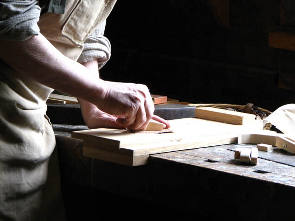 Ofrecemos un servicio de <strong>carpintería  de madera y ebanistería en Tivenys</strong> adaptado a las necesidades del <strong>cliente</strong>.